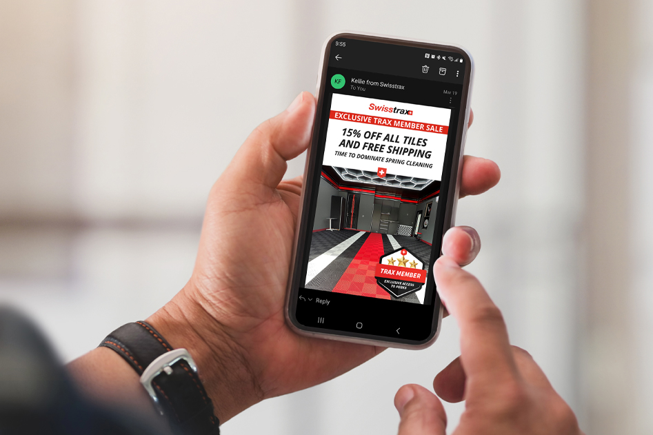 Personal receiving exclusive discount email on phone